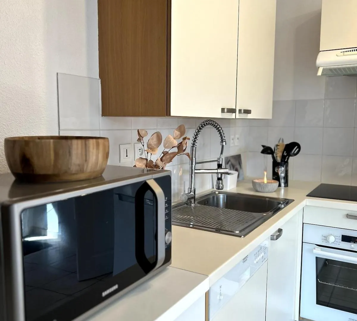 Charlotte Lodge-House 4 Pers-Wifi-Parking-ディナール 0*, ディナール